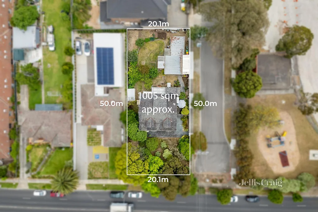 Ivanhoe 5房 高地拐角地块 1006㎡ 城市景观 开发商理想选择 经典家庭住宅 宽敞布局 主卧一楼 自然光照 地板采暖 投资价值 Landmark Corner Allotment with City Views