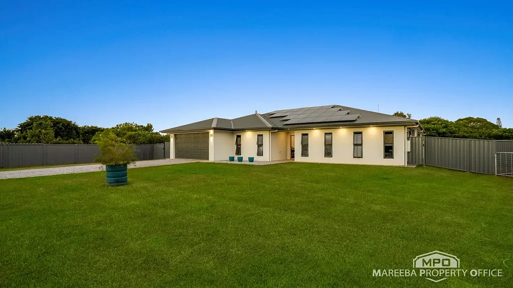 Mareeba 4部屋 Executive Family Living on 4,089m² with Shed, Solar & Entertaining