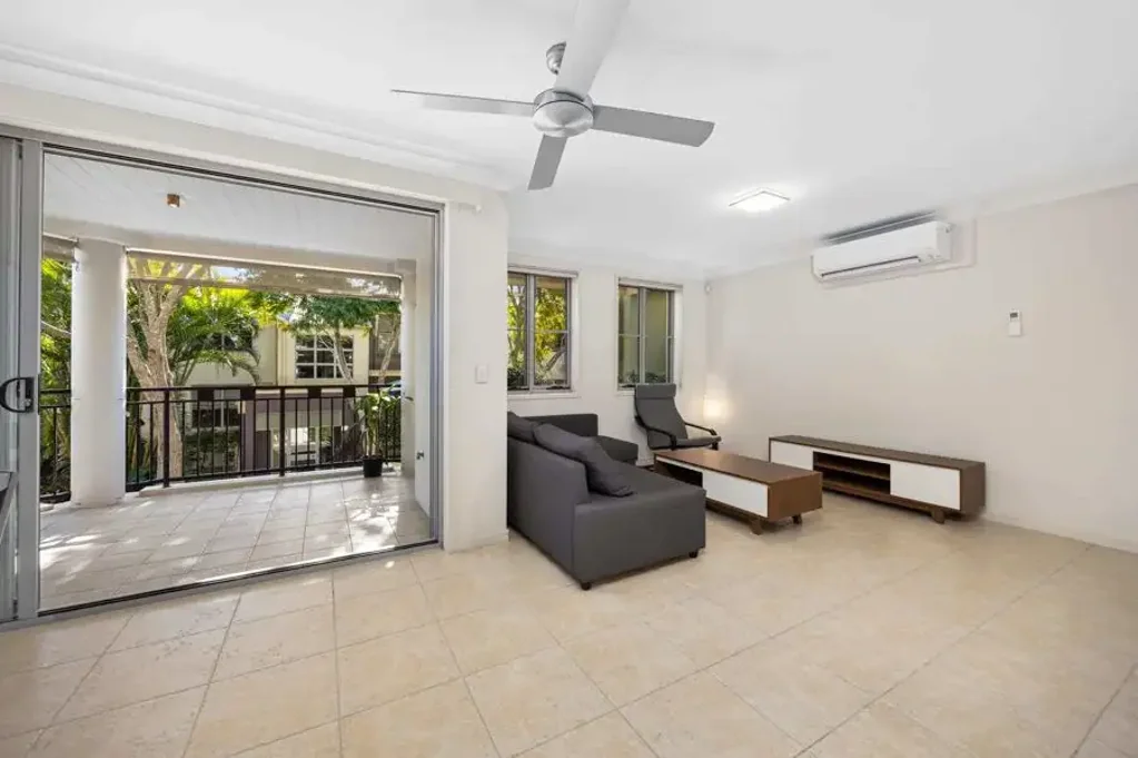 Carrara 2房  RARE STREET-LEVEL ENTRY - EUROPEAN VILLAGE LIFESTYLE - 2 SIDE-BY-SIDE SECURE PARKING