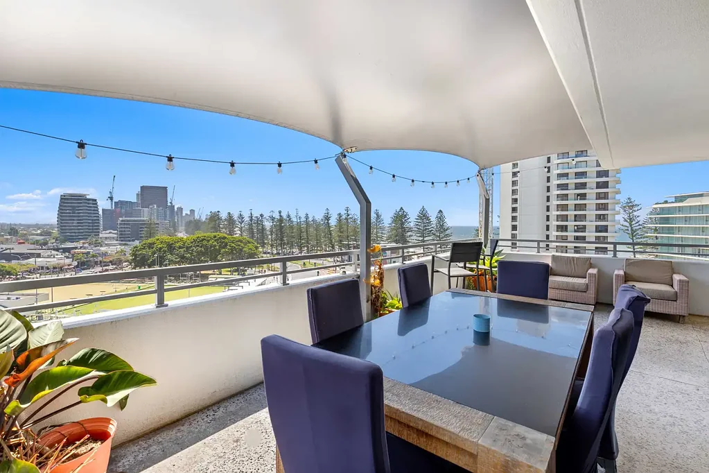 Burleigh Heads 2房  Top-Floor Penthouse Living with Breathtaking Ocean Views