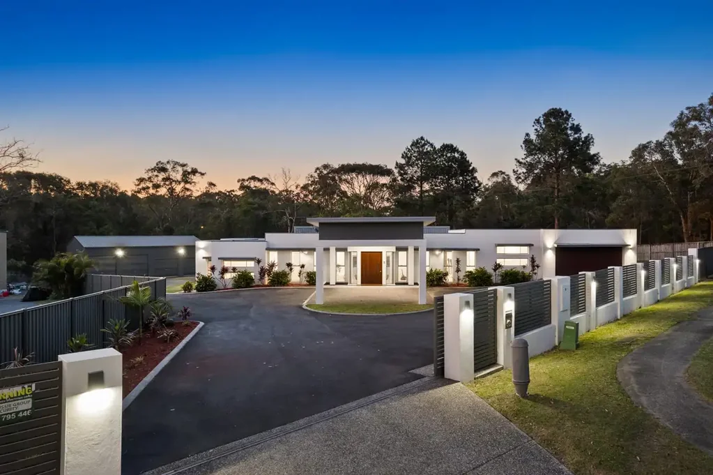 Forestdale 5ਬੈੱਡਰੂਮ Custom Built Masterpiece of Modern Acreage Living In One Of Forestdale’s Finest Pocket
