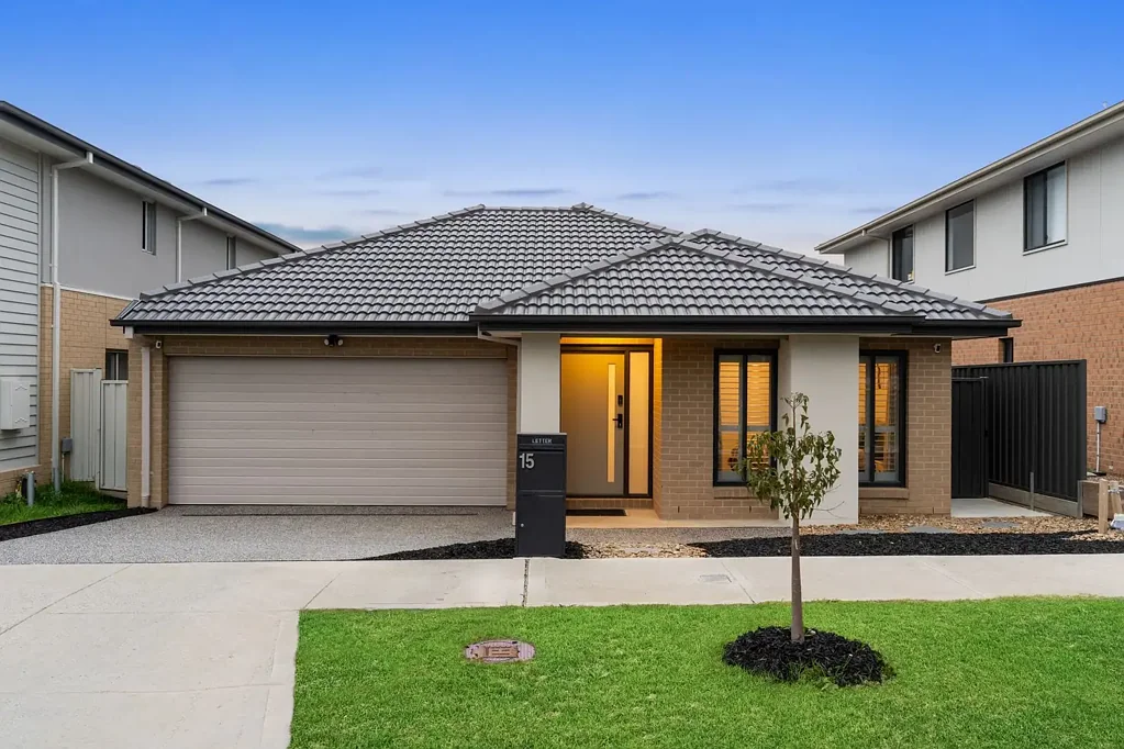 Pakenham 4Phòng ngủ Metricon built house only two years old opportunity for Families & Investors