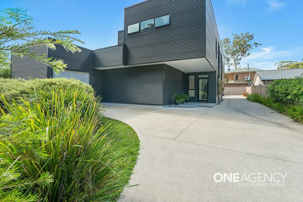 A BEAUTIFUL HOME IN CALLALA BAY