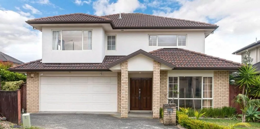 5 bedrooms family home in Flat Bush