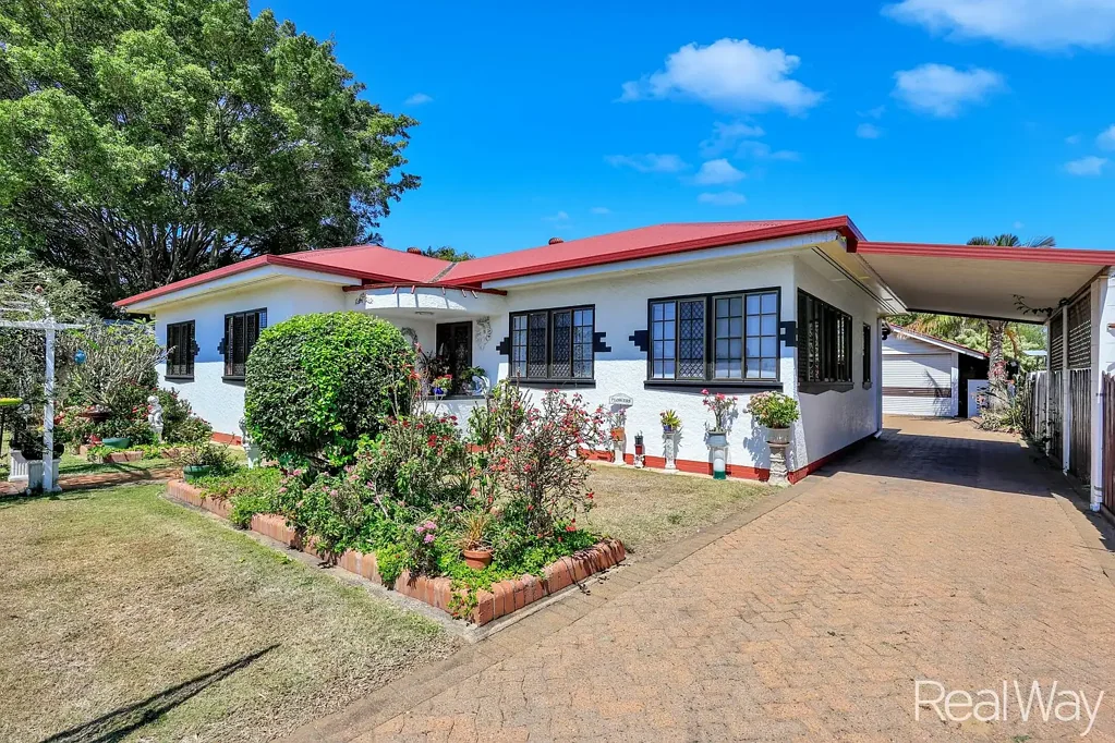 Bundaberg North 4कमरा A Stately, Rare Character Home with Room for the Whole Family!