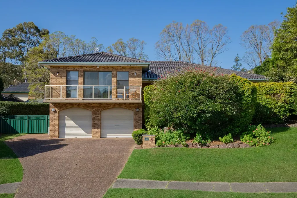 Elermore Vale 5ਬੈੱਡਰੂਮ Exquisite Multi-Level Haven of Elegance and Versatility