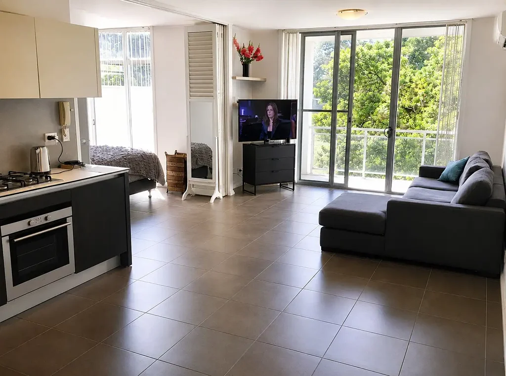 Waterloo - Partly Furnished Apartment in Green Square Oasis