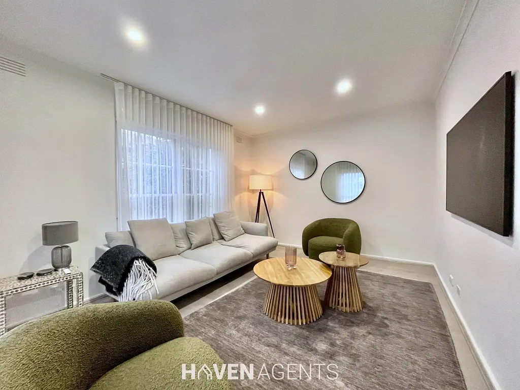FULLY FURNISHED, CHIC TWO BEDROOM TOWNHOUSE IN THE HEART OF PRAHRAN II HAVEN AGENTS