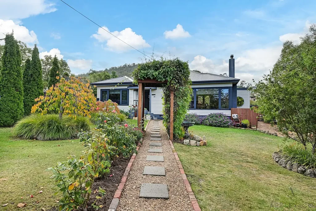 Lindisfarne 4 Bedroom Space, Style & Entertaining on an Expansive 1755m² Allotment
