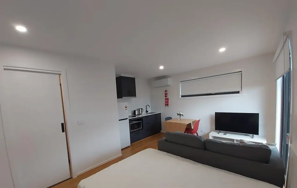 Modern Fully Furnished Room with Private Kitchenette – All Utilities Included