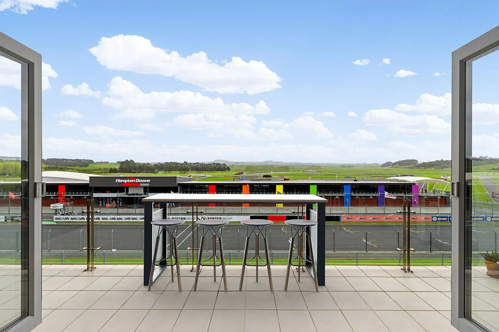 Hampton Downs 2Zimmer Experience Thrilling Trackside Living!