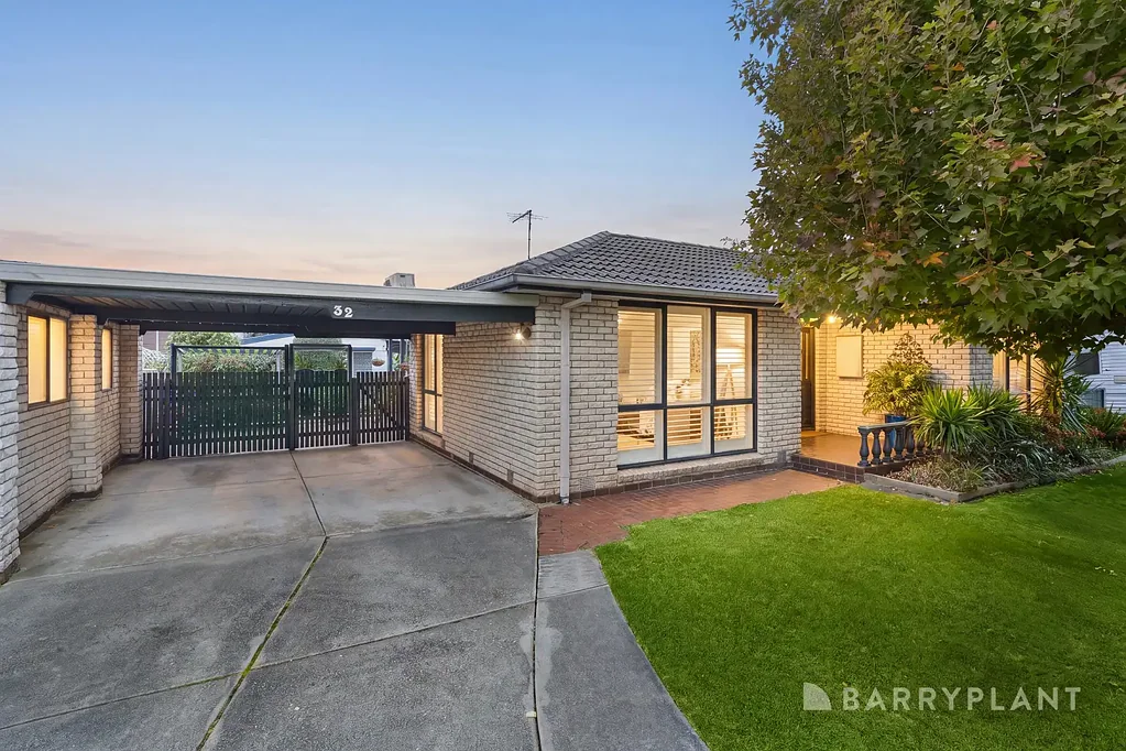Ferntree Gully 4Zimmer * Sale by Set Date on Tuesday 14th July at 6pm (unless sold prior) *