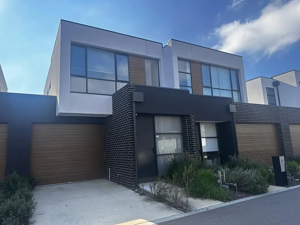 MODERN 3 BEDROOM 2 BATHROOM TOWNHOUSE IN EXCELLENT LOCATION!