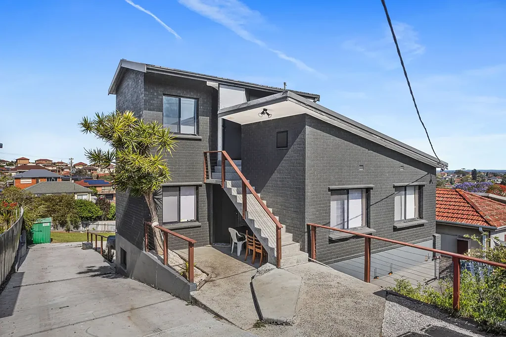 Lake Heights 6房 优美景色湖边住宅 多代同堂理想选择 黄金地段近海滩学校 翻修批准潜力无限 DA Approved Boutique Investment in Elevated Position