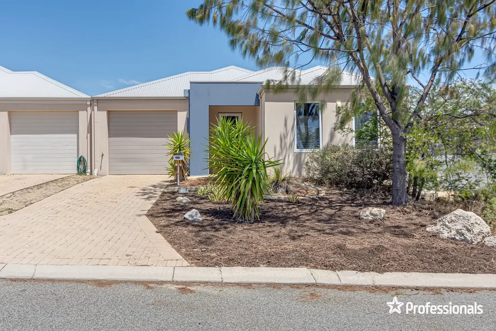 4-Bedroom, 2-Bathroom Home with Home Theatre!