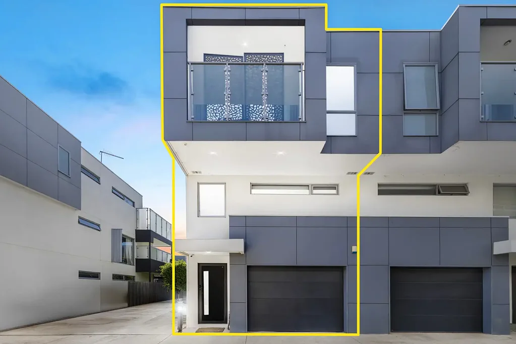 Carrum 3Zimmer Contemporary Three Level Residence with Multiple Balconies and Courtyard Living