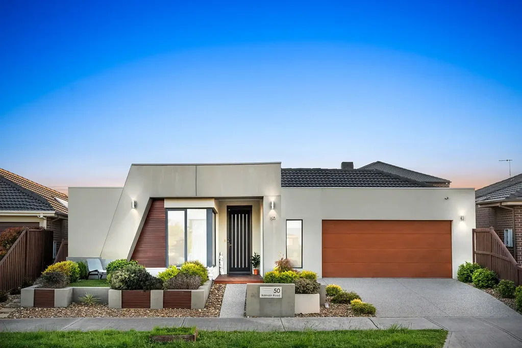 Mickleham 4房 大胆建筑立面 精美环境景观 3.5米宏伟入口 2.7米高天花板 开放宁静氛围 创新平面图 引人注目地板砖 优质饰面 永恒奢华 晒充足576sqm土地 公园交通便捷 Coles Merrifield 精品店 Marnong Estate酒庄餐厅 著名学校 Gaayip-Yagila Primary Holy Cross Catholic 设备齐全家庭影院 132英寸屏幕 豪华主套房 步入式衣帽间 套间 优质遮光窗帘 多功能青少年休闲区 学习角落 家庭浴室 宽敞开放式厨房 餐厅 起居室 石制台面 高端电器 户 A New Standard in Luxury Living