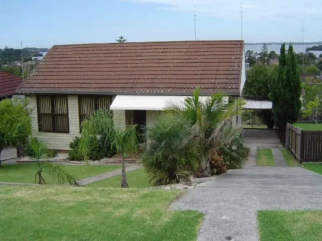 DELIGHTFUL FAMILY HOME WITH LAKE VIEWS!