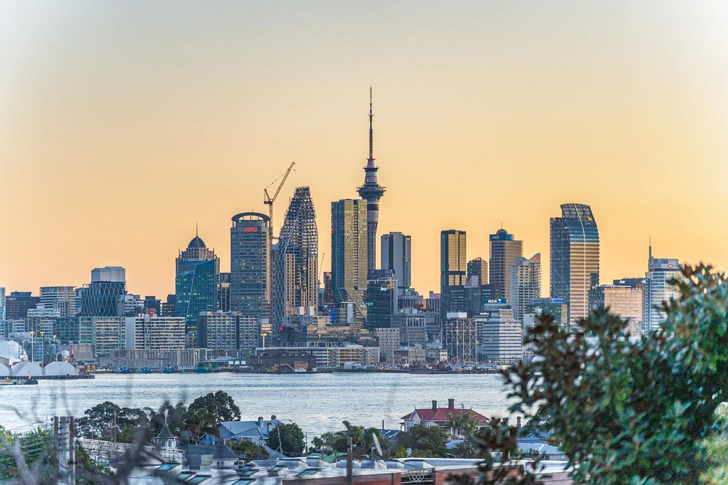 Devonport 5房 海景庄园级住宅！约1019㎡大地，顶级设计师打造，宽敞庭院与泳池规划，优质学区加持！ Stunning family home in village with views