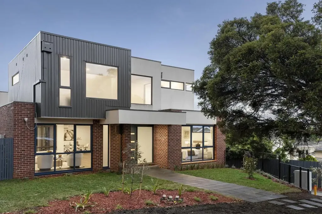 Templestowe 4房 建筑师设计近新  三层家庭住宅  高天花板宽木地板  多个生活区域  设计师石材厨房  四间宽敞卧室  两间带私人套间  全屋分体冷暖  双遥控车库内部入口  高级Templestowe位置 Sophisticated Multi-Level Living in a Premier Templestowe Setting