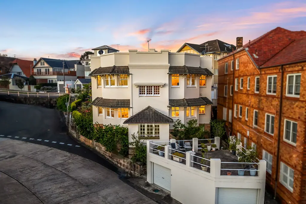 Cremorne Point 8房  Whole-Building Peninsula Holding – Four 2-Bed Apartments, Two with Studies, Two Lock-Up Garages