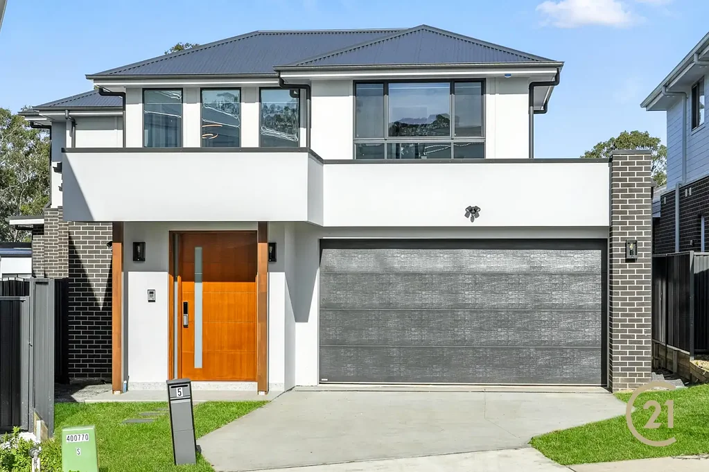 Near New Family Home with Self-Contained Granny Flat - Oakville