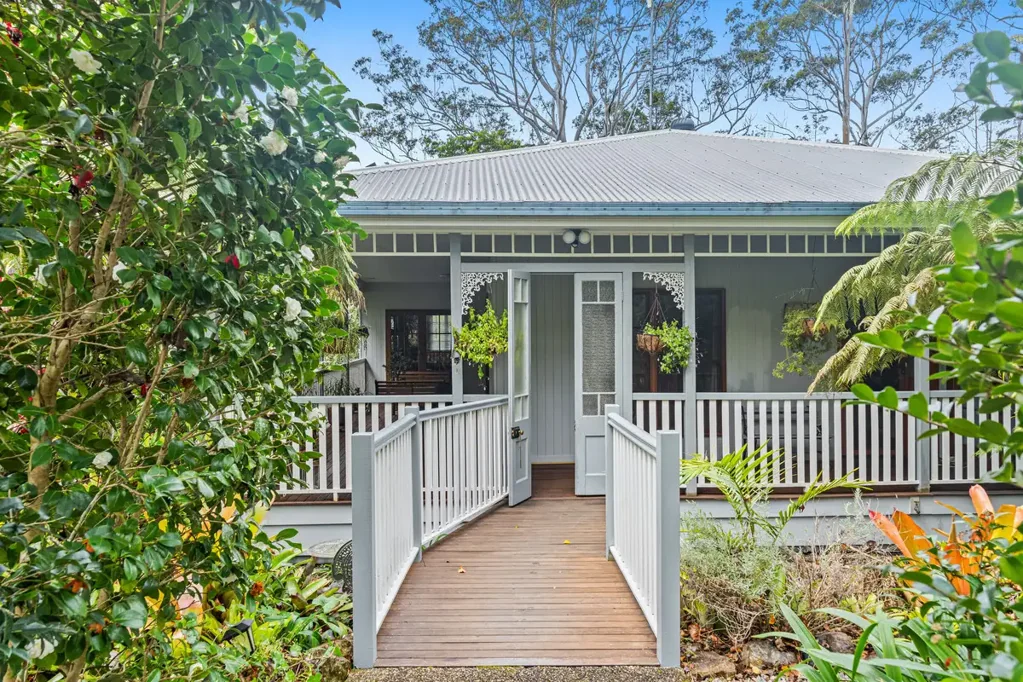 Springbrook 3 Bedroom Charming Queenslander with Creek Frontage and Country Appeal