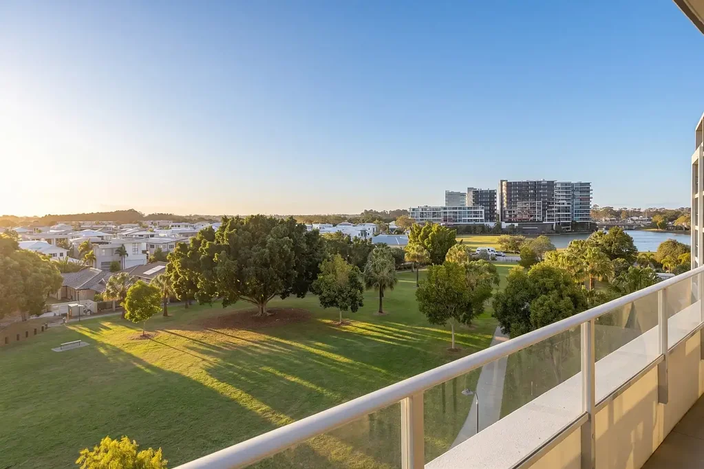 Biggera Waters 2房  Prime Top-Floor Position with North-Facing Parkland Outlook