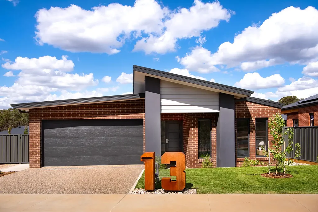Muckleford 3Kwarto Contemporary comfort with low maintenance outdoor living & side access