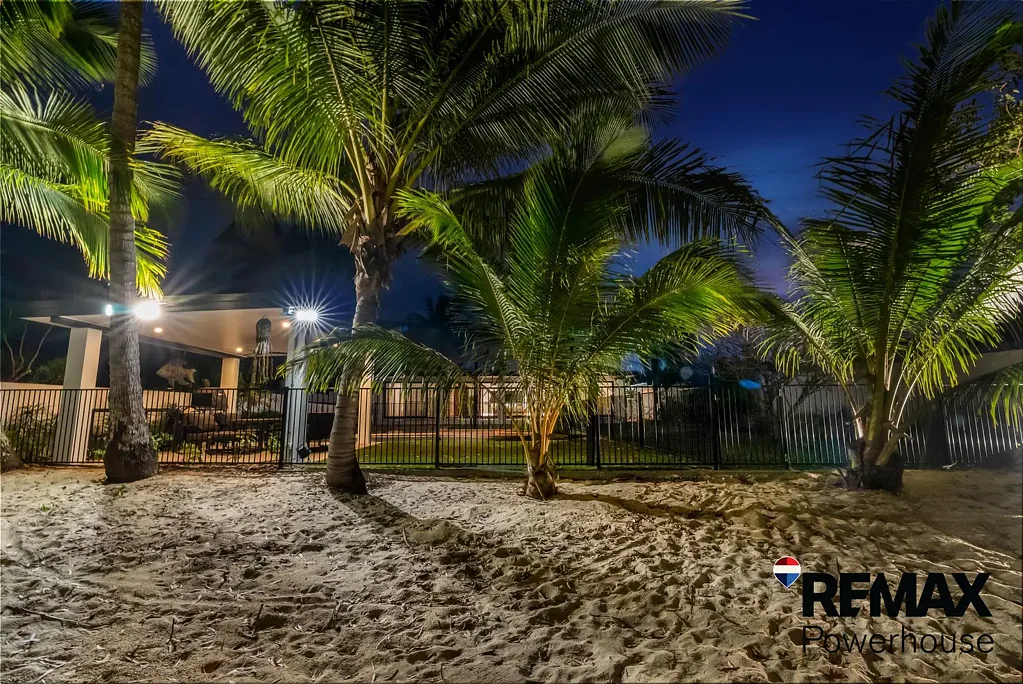Holloways Beach 3Phòng ngủ Fill Your Life with Ocean Views and Sounds - Absolute Beachfront Living