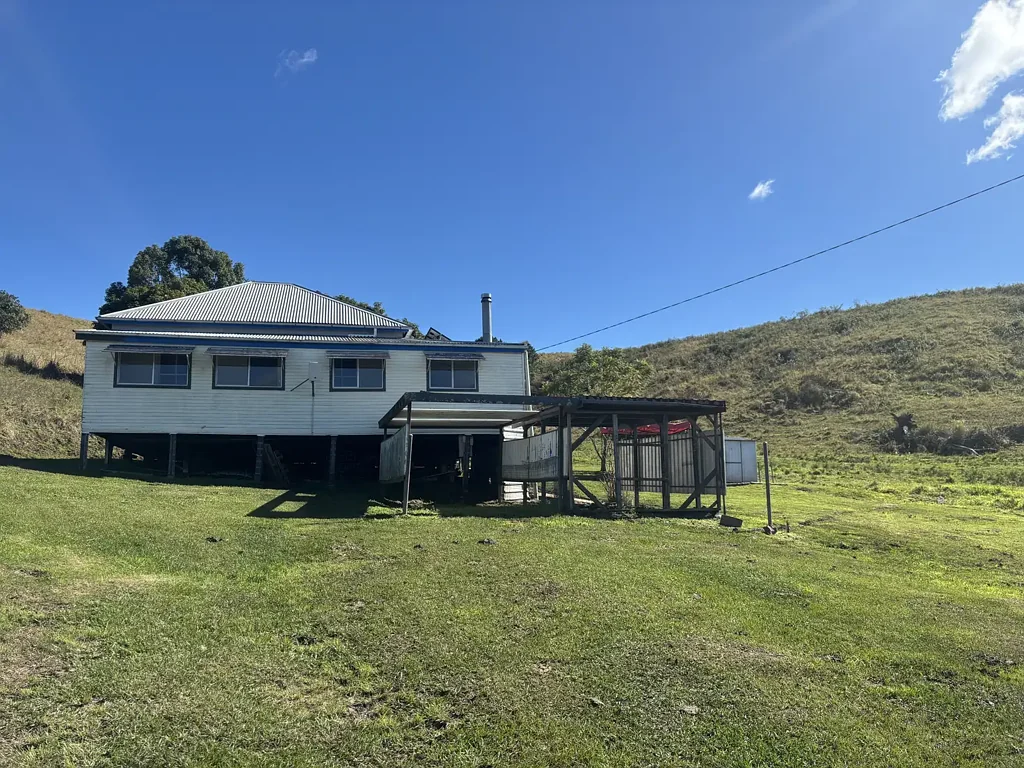 COUNTRY LIVING 5 MINUTES FROM TOWN