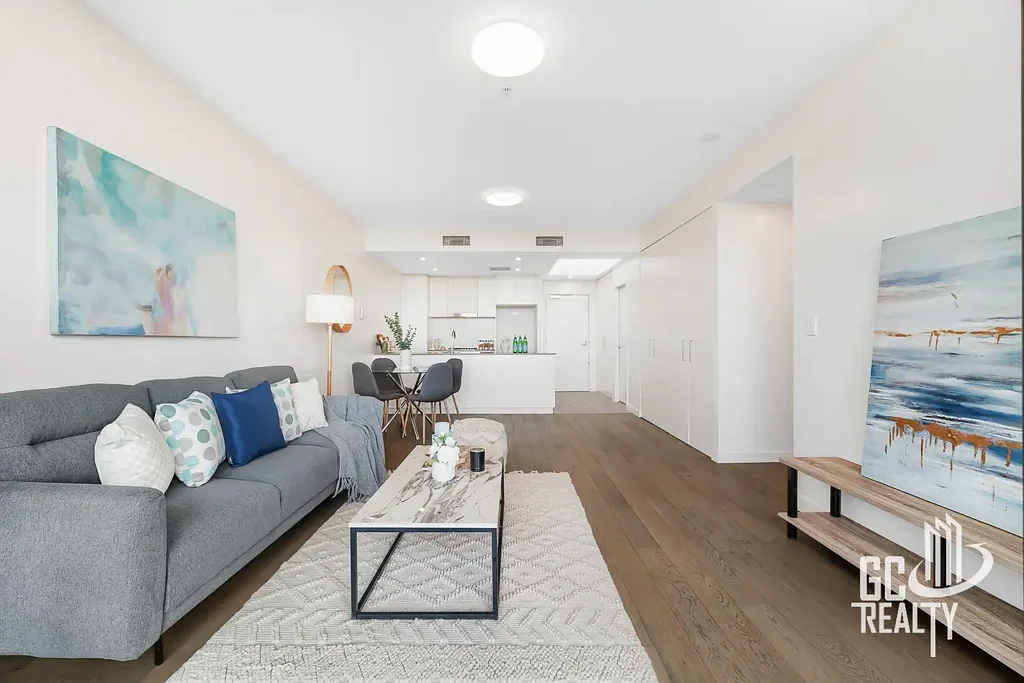Top floor Apartment in the heart of Hurstville with brilliant city view!!!