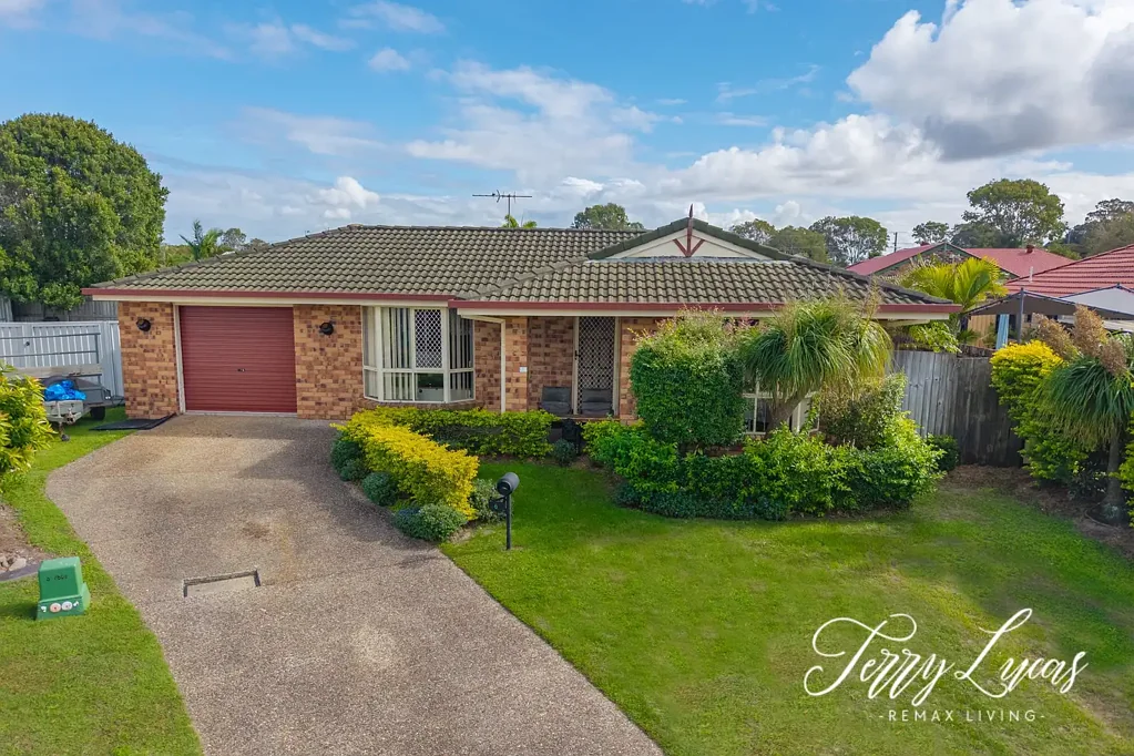 Beachmere 4 Bedroom GREAT FAMILY HOME WITH MULTIPLE LIVING AREAS - JUST 250M FROM THE WATERFRONT
