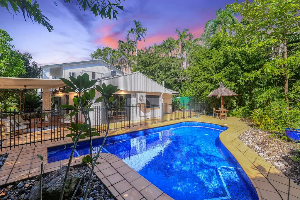 Stuart Park 4Zimmer A Rare Tropical Family Retreat on a Generous Block in Sought-After Stuart Park