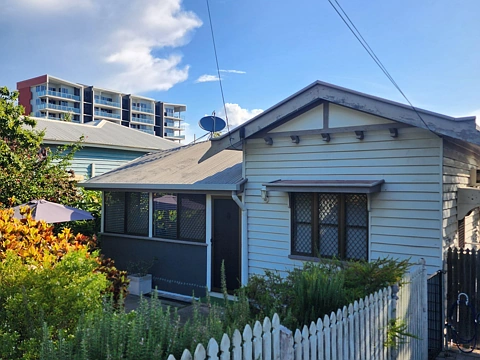 SELF CONTAINED COTTAGE IN PERFECT LOCATION!