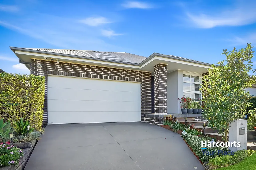 Jordan Springs 4 Bedroom Pristine McDonald Jones Family Home with an Expansive Floorplan