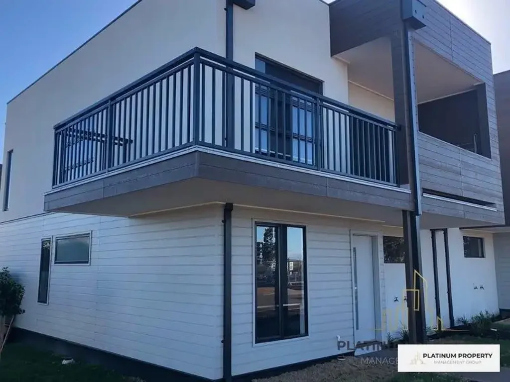 Modern THREE bedroom townhouse!