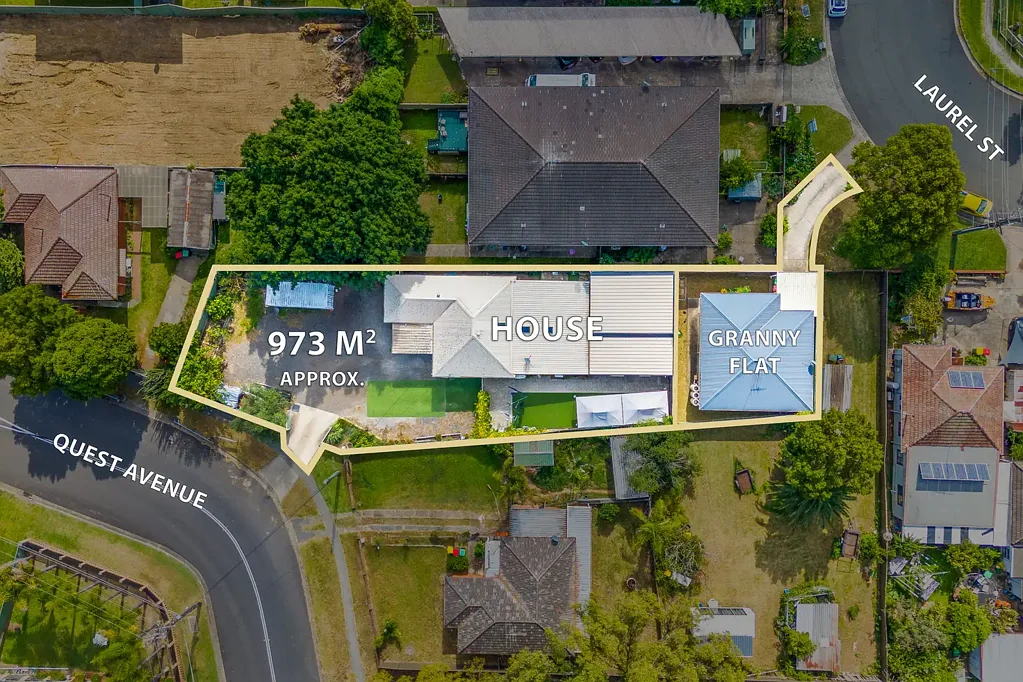 Carramar 8部屋 Spacious Family Home & Granny Flat on R4 High Residential 973sqm* Block