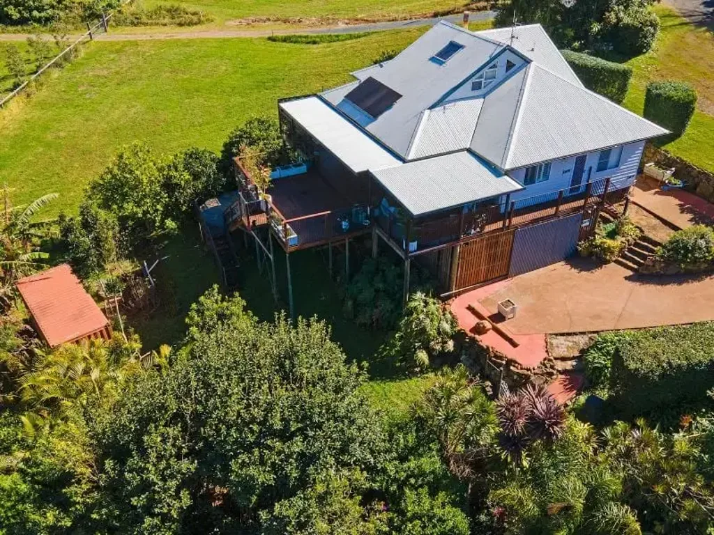 Tamborine Mountain 4ਬੈੱਡਰੂਮ Character filled timber chalet style home on a 1,018m2 block with Rainforest and Mountain views.