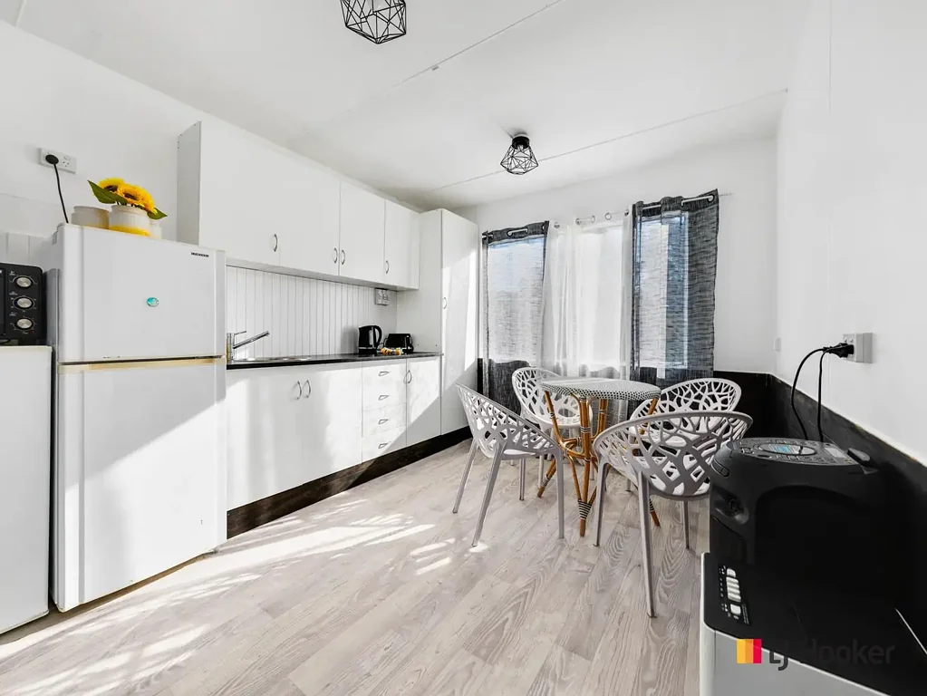 North Batemans Bay 1 Bedroom Sleeps 4 - Newly Renovated Holiday Cabin - Fully Furnished & Pet-Friendly !