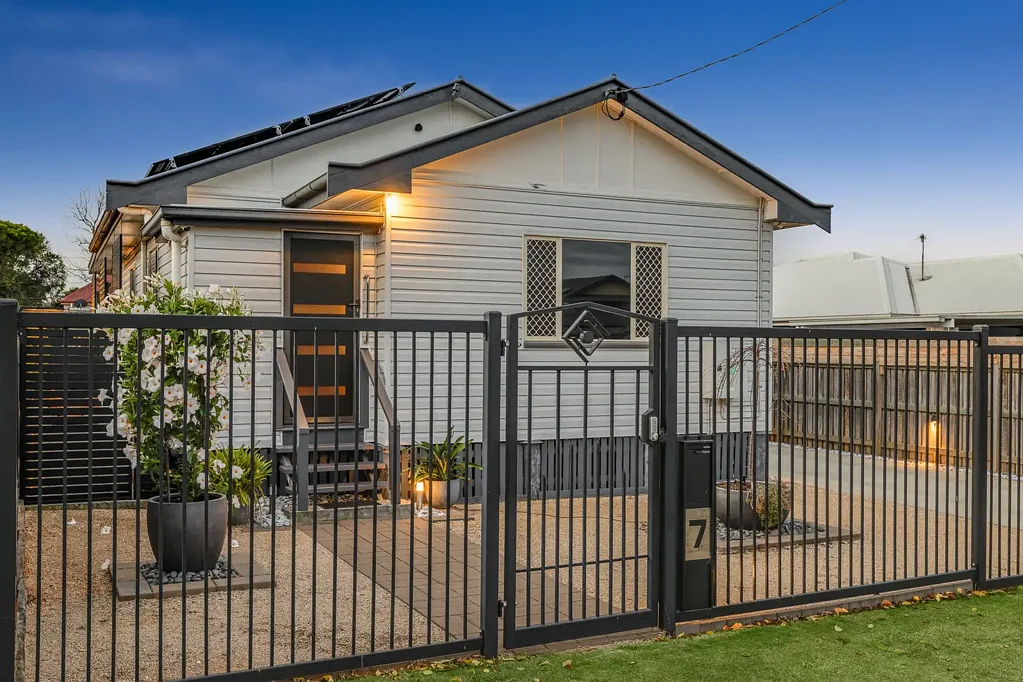 Newtown 3房 全新翻新住宅 506m²安全地块 三卧宽敞舒适 10kW太阳能系统 FTTP高速网络 优越市中心位置 Refreshed Family Home in Prime Newtown Location