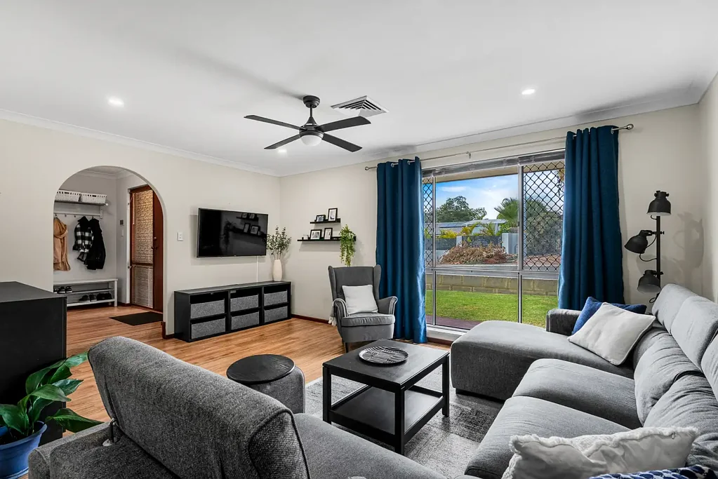 Kingsley 3Moenga Stunning Home With Workshop!