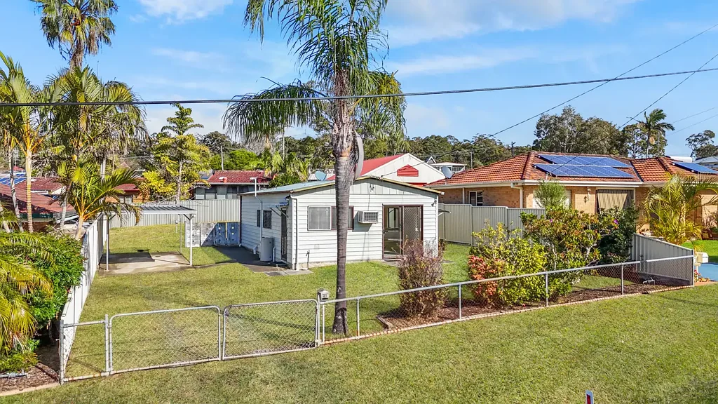 Summerland Point 2બેડરૂમ Renovate, Invest or Rebuild - Endless Potential in a Prime Lakeside Location