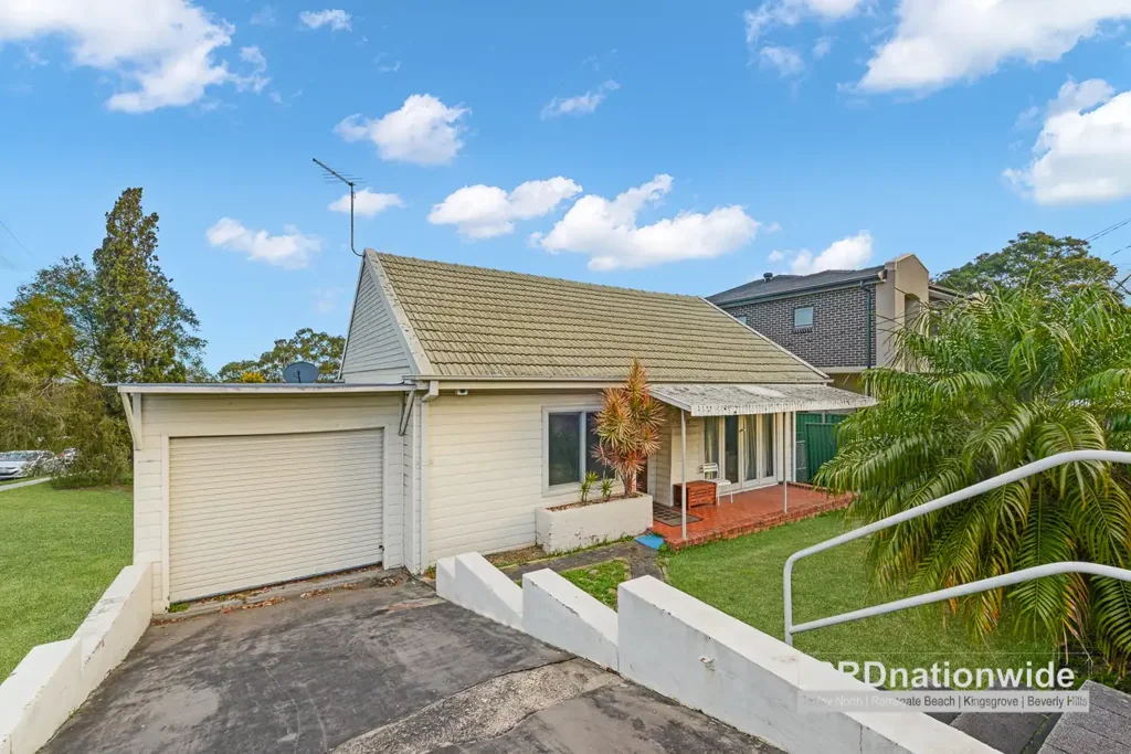 COZY  FREESTANDING 2 BEDROOM HOME