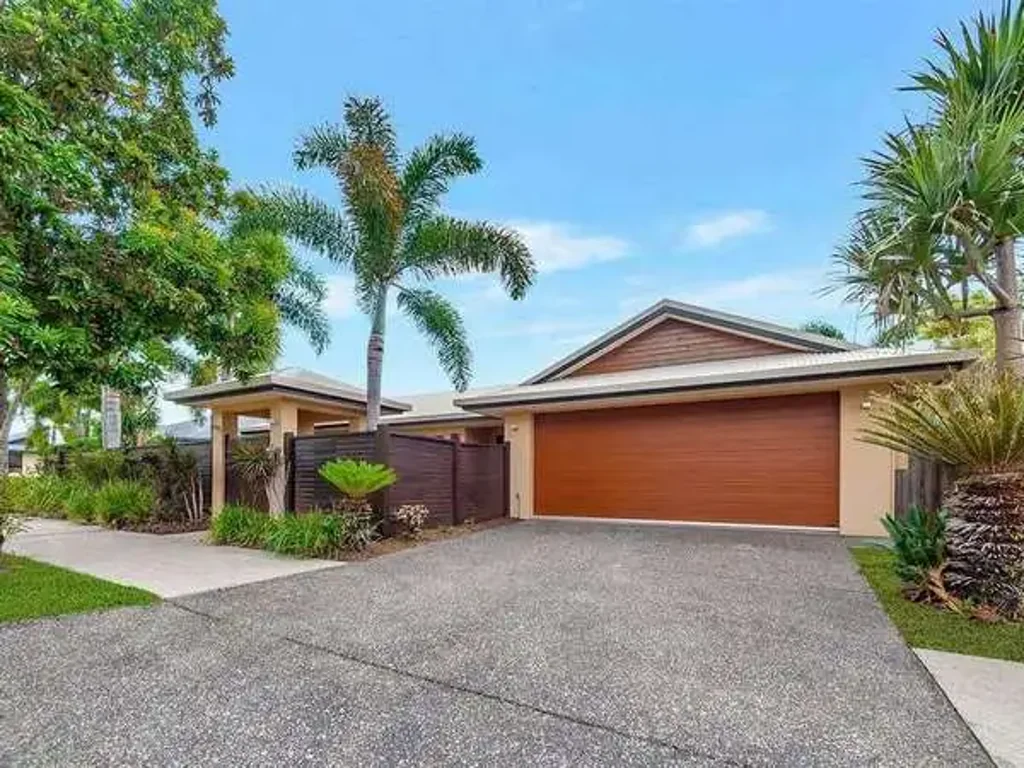 Luxury Living, Pool & Privacy. Close to Everything