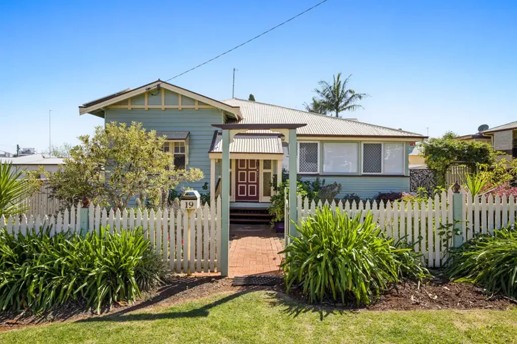 South Toowoomba 3房 市中心边缘 810㎡围栏地块 高天花板VJ墙板 空调客厅厨房 三卧带书房 抛光木地板 Charming Character Home - Walk to City Golf Club, Minutes to the CBD