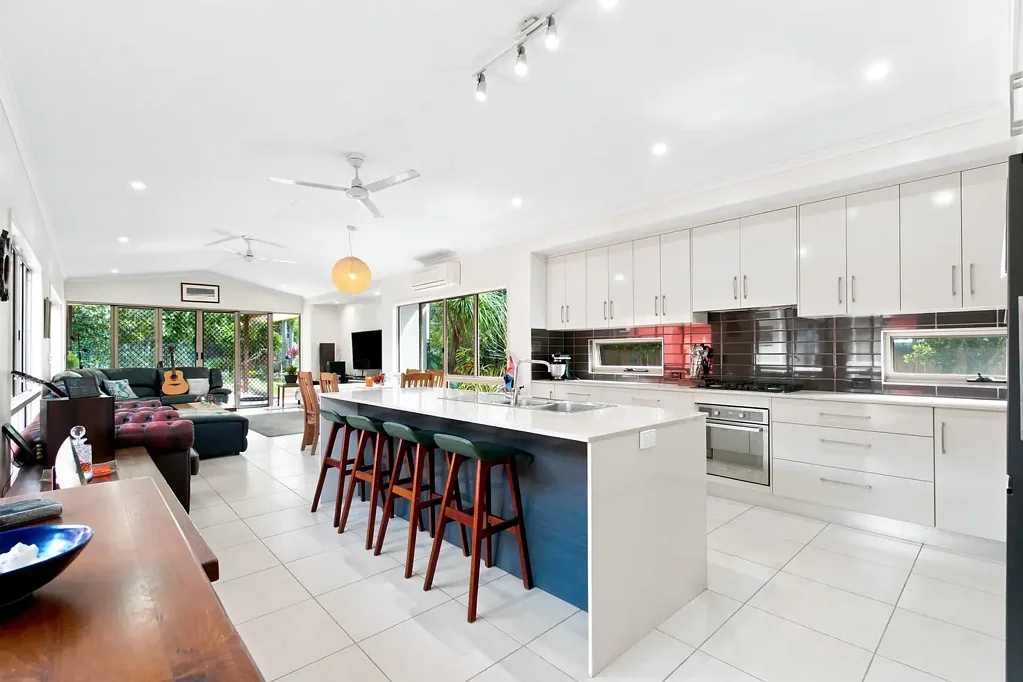 Mission Beach 4બેડરૂમ Executive Beachside Living with Dual-Wing Design on 1,050m² !
