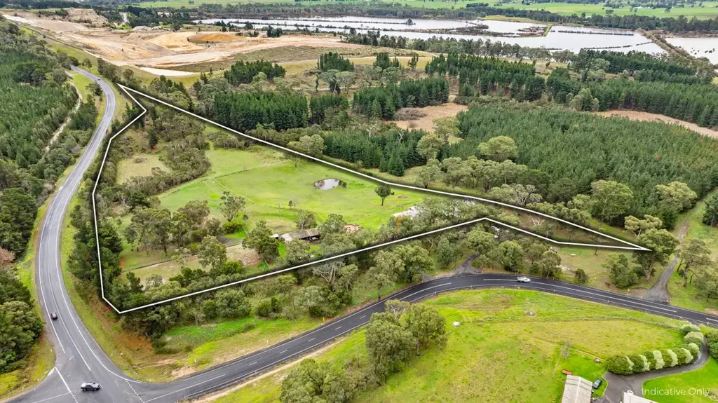 Traralgon 4침실 Equestrian-Ready Acreage with Two Homes Close to Traralgon