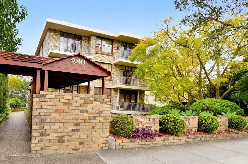 Sunlit 1-Bedroom Apartment with Study Nook & Unbeatable Convenience
