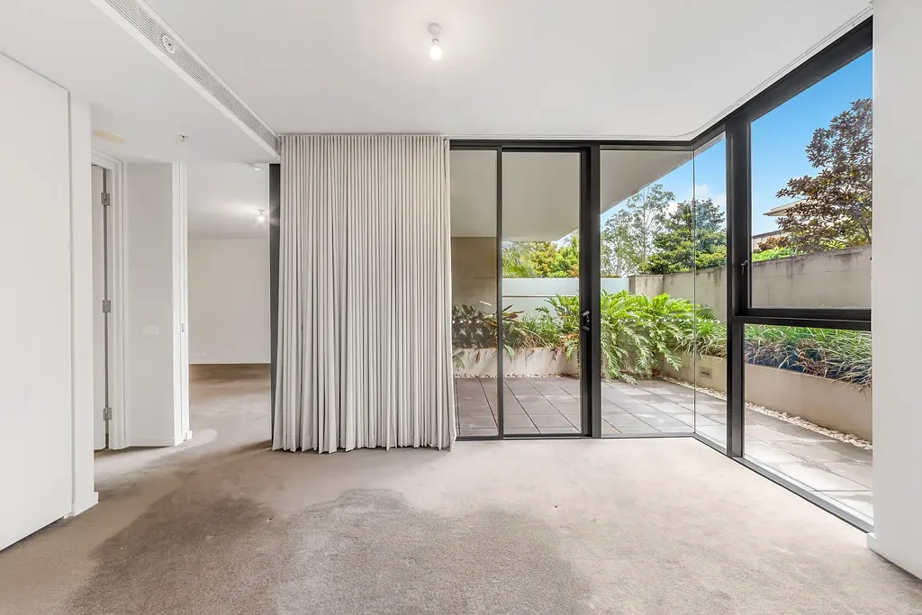 One Bedroom Apartment with Oversized Courtyard